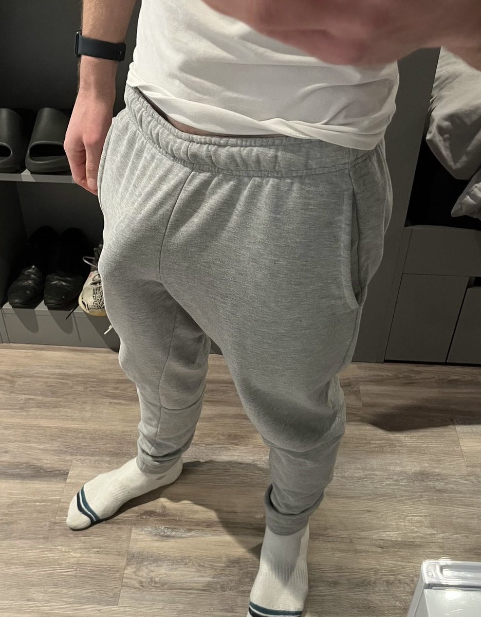 Senspackage's tweet photo. I find people love grey joggers, do you?
.
.
.
#bulge #bigdick #greyjoggers #commando #freeballing #BlackFriday2023 #onlyfans #onlyfanspromo https://t.co/IPzjmC8uWW