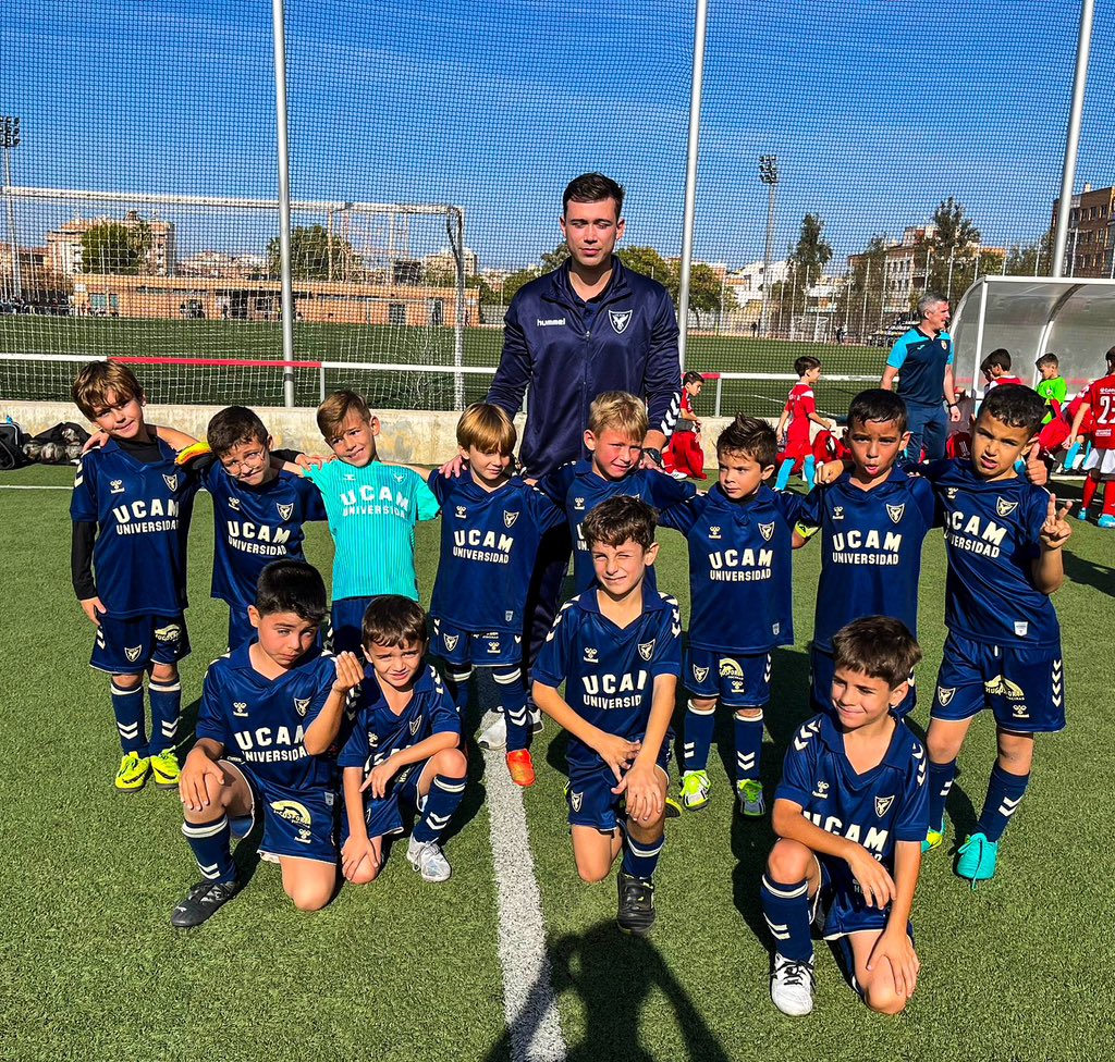 UCAMMurciaCF's tweet photo. 𝐏𝐑𝐄𝐁𝐄𝐍𝐉𝐀𝐌𝐈́𝐍 𝐁 | 

Nuestros más pequeños no han podido sumar en su duelo frente al @ADVistalegre. Los visitantes han ganado 1-2. 

#CanteraUCAM https://t.co/ZLS20EVQQg