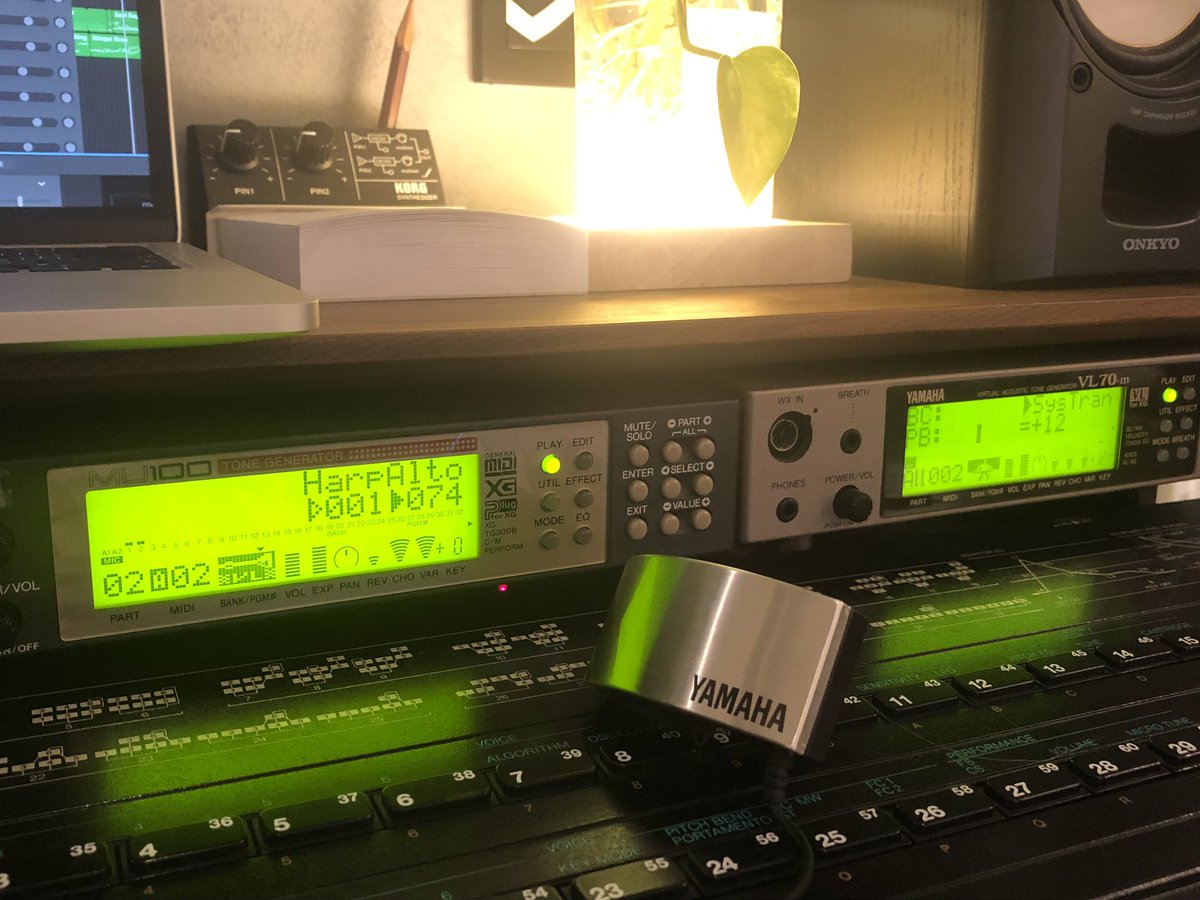 Ken_X68k's tweet photo. 久しぶりにおしゃぶり型ブレスコントローラーBC1使ってVL音源×2で遊ぶ。
こんなんずっと遊んでられるわ(笑)
#YAMAHA #物理モデル音源 #VL70-m #PLG100-VL https://t.co/r1rmVss9tK