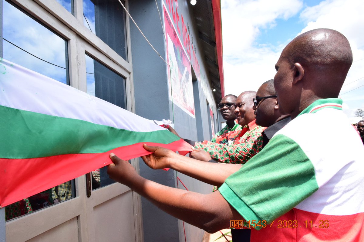 RTNBurundi's tweet photo. #Burundi: La représentation du parti @CNDD_FDDGitega, procède à l'inauguration du permanence des zones #Gihamagara, #Itaba et #Buhinda de la nouvelle commune de #Gitega. Les cérémonies sont rehaussées par la présence du SN chargé des ligues affiliées au @CnddFdd, Hon. @kadenys2 https://t.co/9m9sNo6miO