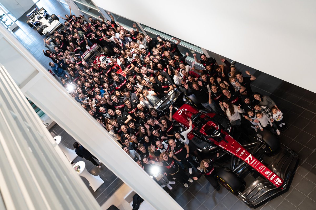 audif1_'s tweet photo. We never race alone: our home team in Hinwil showing support during the last race of the year. 💪 

#GetCloser https://t.co/tcoSaCzmOY