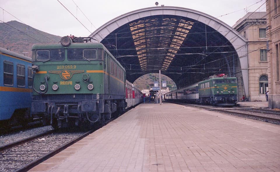 enric_marc's tweet image. Portbou agosto de 1983 foto de Steve Thorpe ...Japo 269-065 con el Talgo Mare Nostrum y el Corail Hispania con otra Japo...este iba con los coches de viajeros alquilados a la SNCF #renfe #adif #portbou #catalunya #talgo #corail #japonesas #locomotras #locomotives #trains