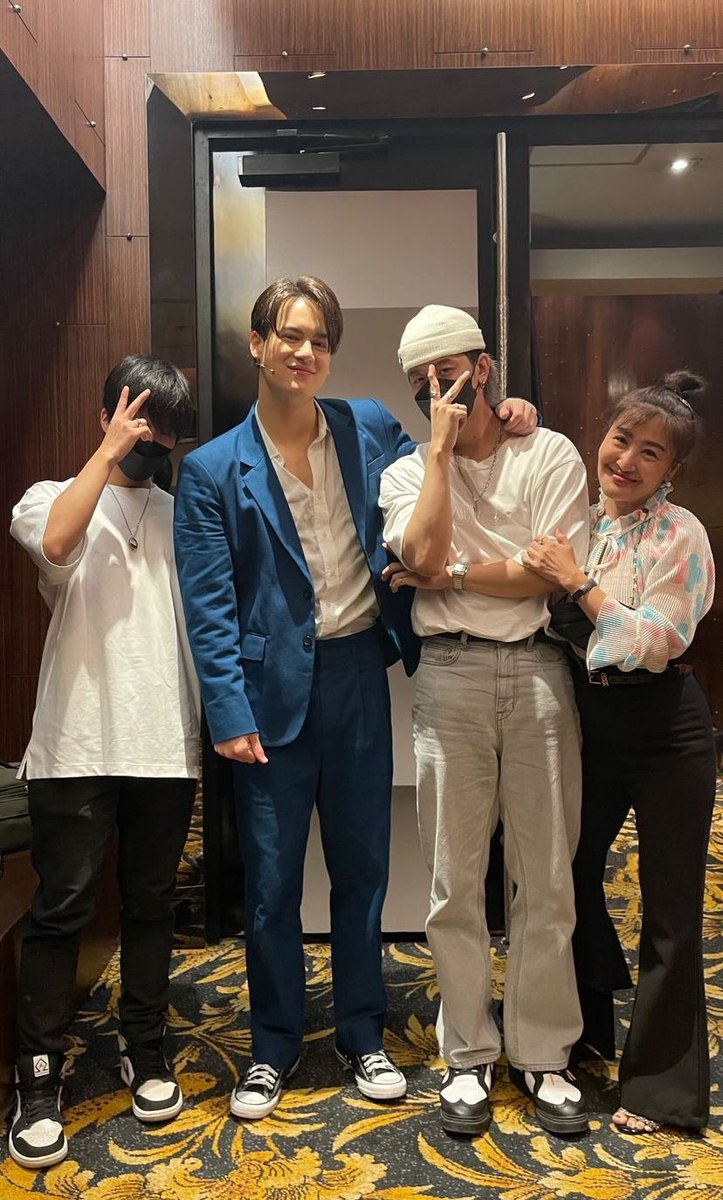 night9x9's tweet photo. ครอบครัวแม่น้องชายพี่เช่ไปดูละครเวทีไอซ์ด้วย นุบนิบใจสุบๆ🤍🫶🏻🤏🏼💘

#Icepariss
#XXSIVK https://t.co/RJ4pHccQLZ
