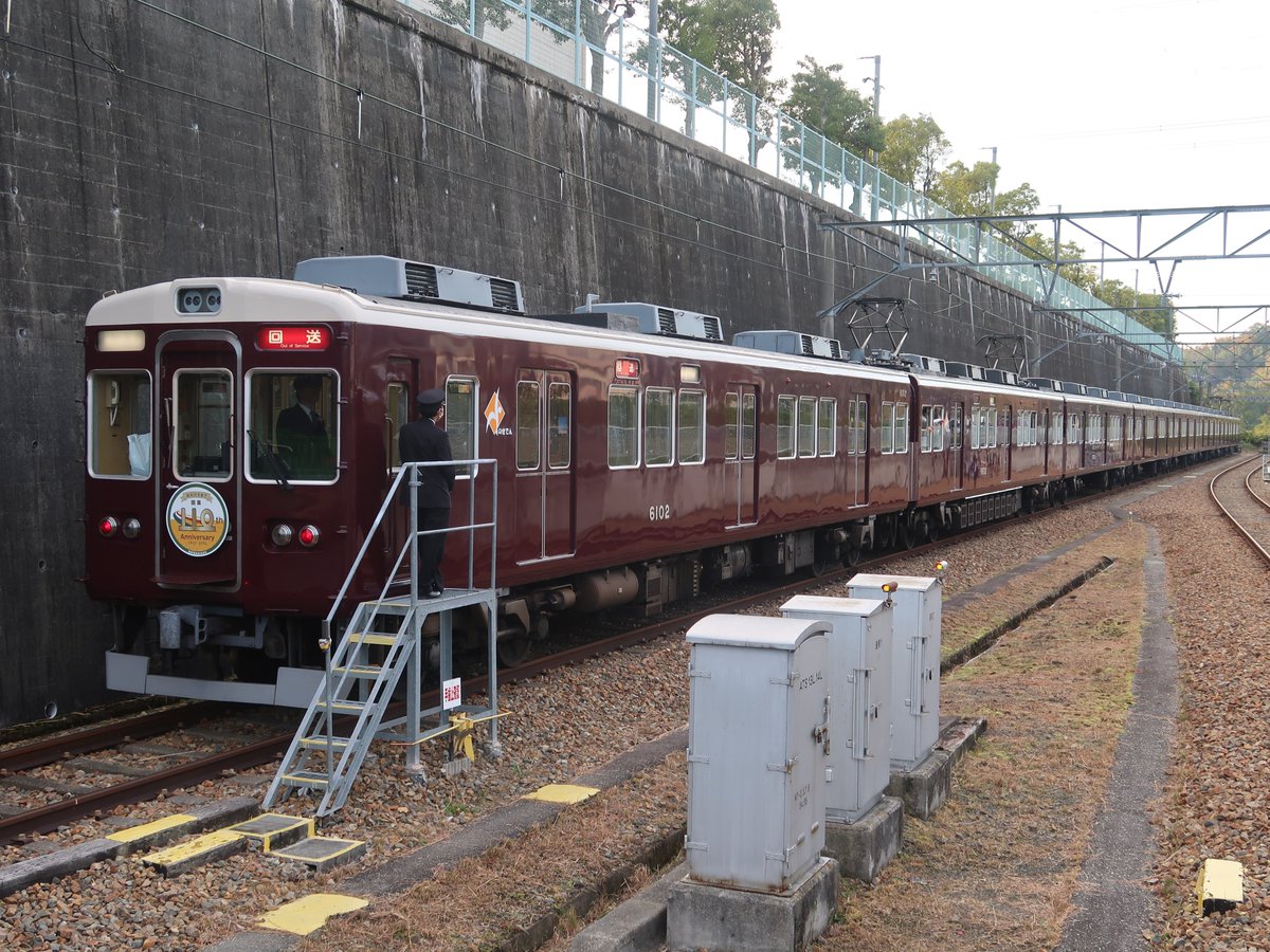 neya_tokotoko's tweet photo. 休日の或る日。 
能勢電の車両が、能勢電の駅や車庫に停まっているだけという、レアな光景。 
#能勢電鉄   #能勢電車   #6002F   #6000系 https://t.co/kE6y4ecGI7
