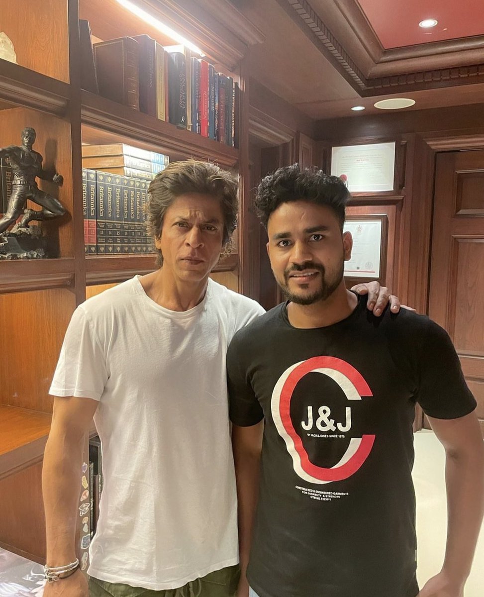 iamharsh55's tweet photo. Latest picture of Megastar #ShahRukhKhan with fan. 

Looking so so cool and handsome 🔥 #Dunki https://t.co/N7T1aI46wT