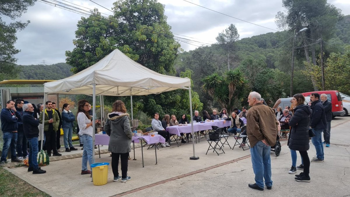 AVV_CanCerda's tweet photo. Hem posat al centre del debat les nostres necessitats de barri com ara:
👉 Més freqüència de busos
👉 Més prevenció d'incendis
👉 Millores de barri: enllumenat i altres serveis

Gràcies al veïnat, a l'Ajuntament de @Cerdanyola i a @ERCerdanyola per ser-hi. https://t.co/ioaaw88GZX