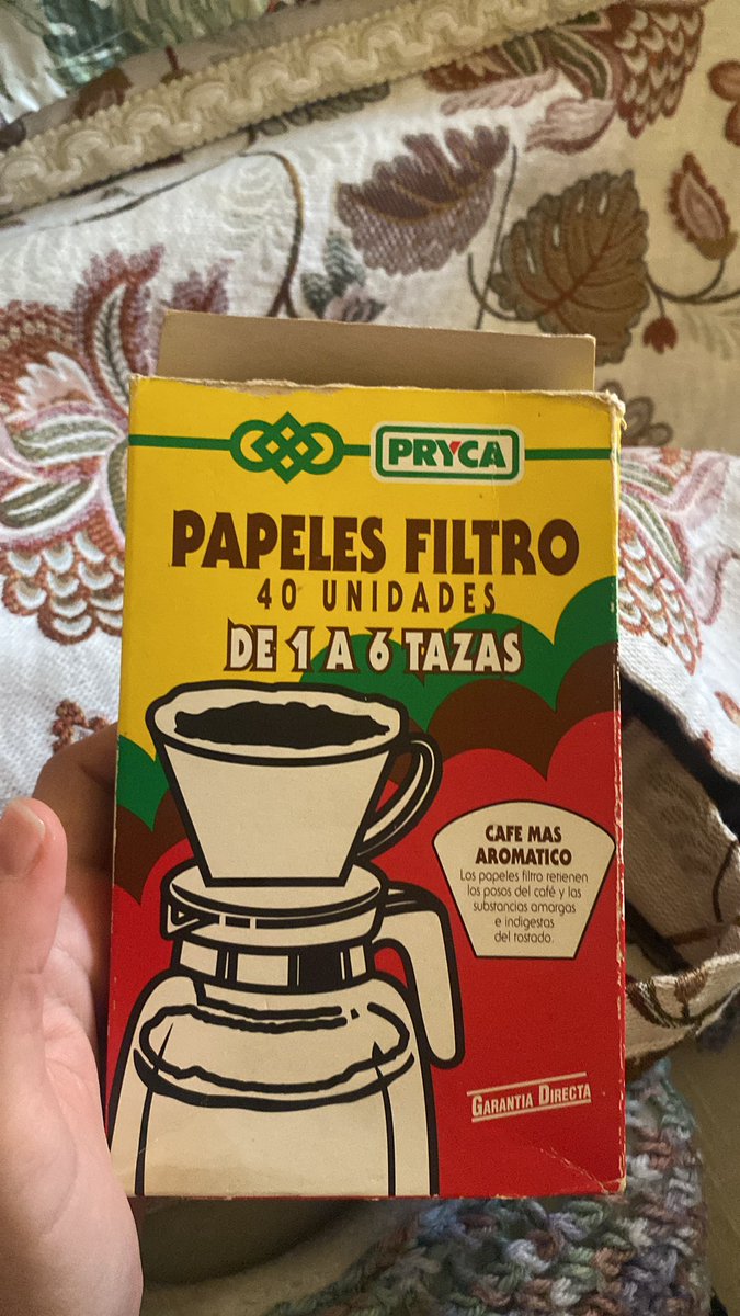 kiaralu_'s tweet photo. mi madre dándome filtros de café que hace “un par de años que no usa” https://t.co/JFGvItQ34N