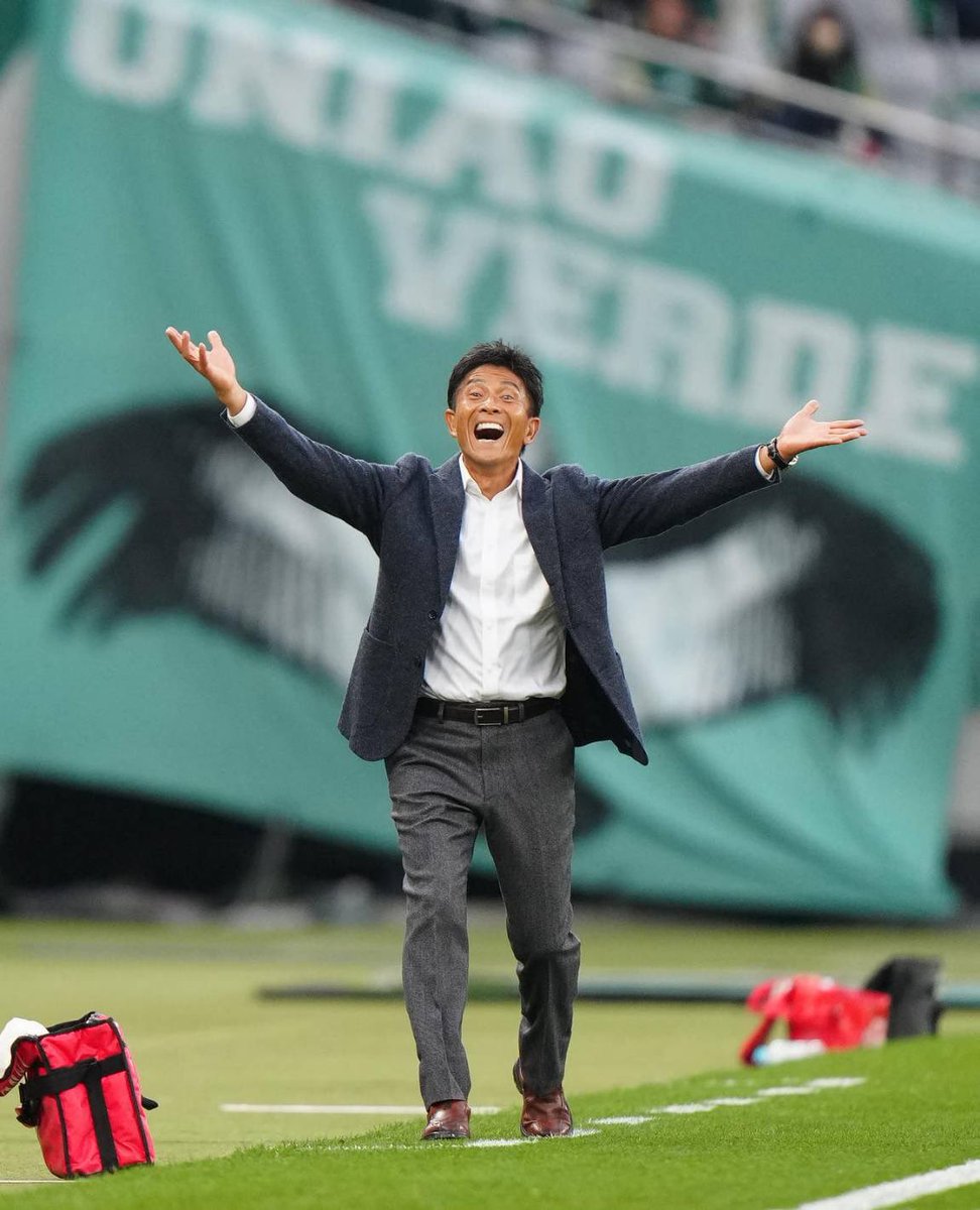 demenaoto's tweet photo. LINEでもらったけど、この羽が生えた城福浩監督の写真でどなたの？
すごすぎない？

#verdy https://t.co/HQdUjBDufs
