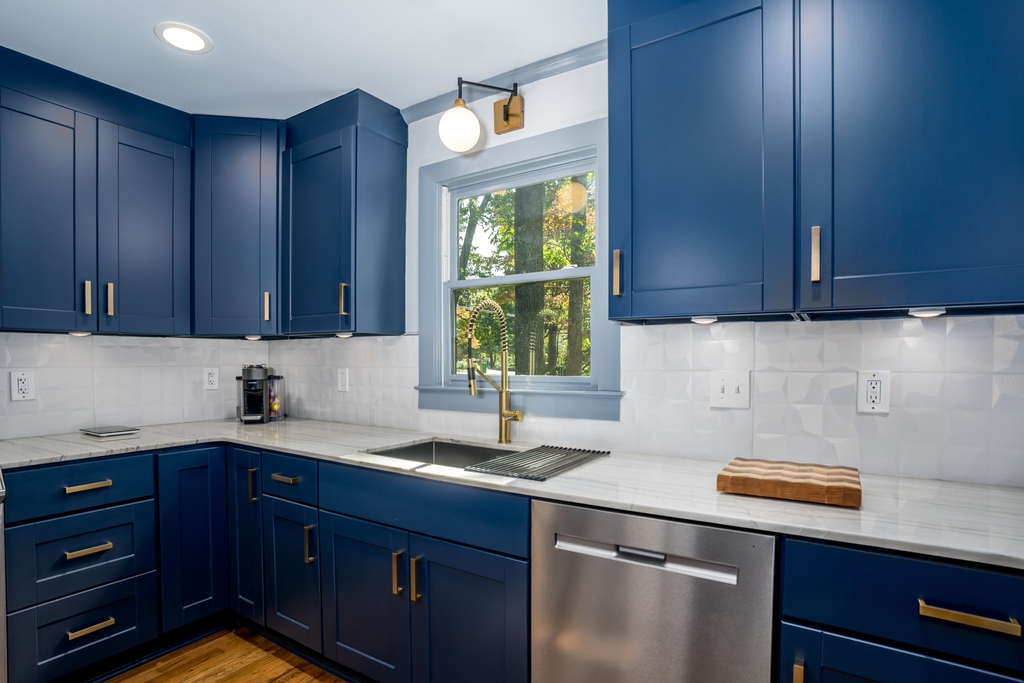 CCFFcompany's tweet image. Build a dream kitchen just for you 💭 Sometimes white cabinets just aren't everyone's style, if you can't tell 😉

#bluekitchen #bluekitchencabinets #kitchenremodel