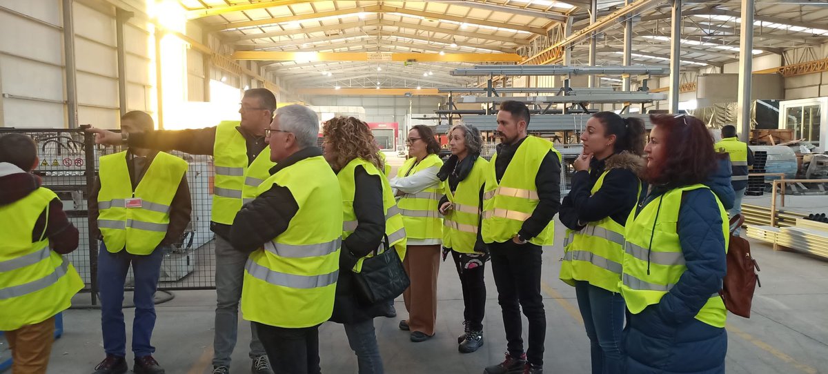 La pasada semana nuestro profesorado de Instalación y Mantenimiento y Edificación y Obra Civil  visitó las instalaciones de <a href="/panelaisProducc/">Panelais</a> 🏗️🏭🏘️Una fantástica iniciativa de cooperación empresa-centro. Muchas gracias por el buen recibimiento 👏🏻👏🏻👏🏻 #FPFabres <a href="/educacyl/">Educación JCyL</a>