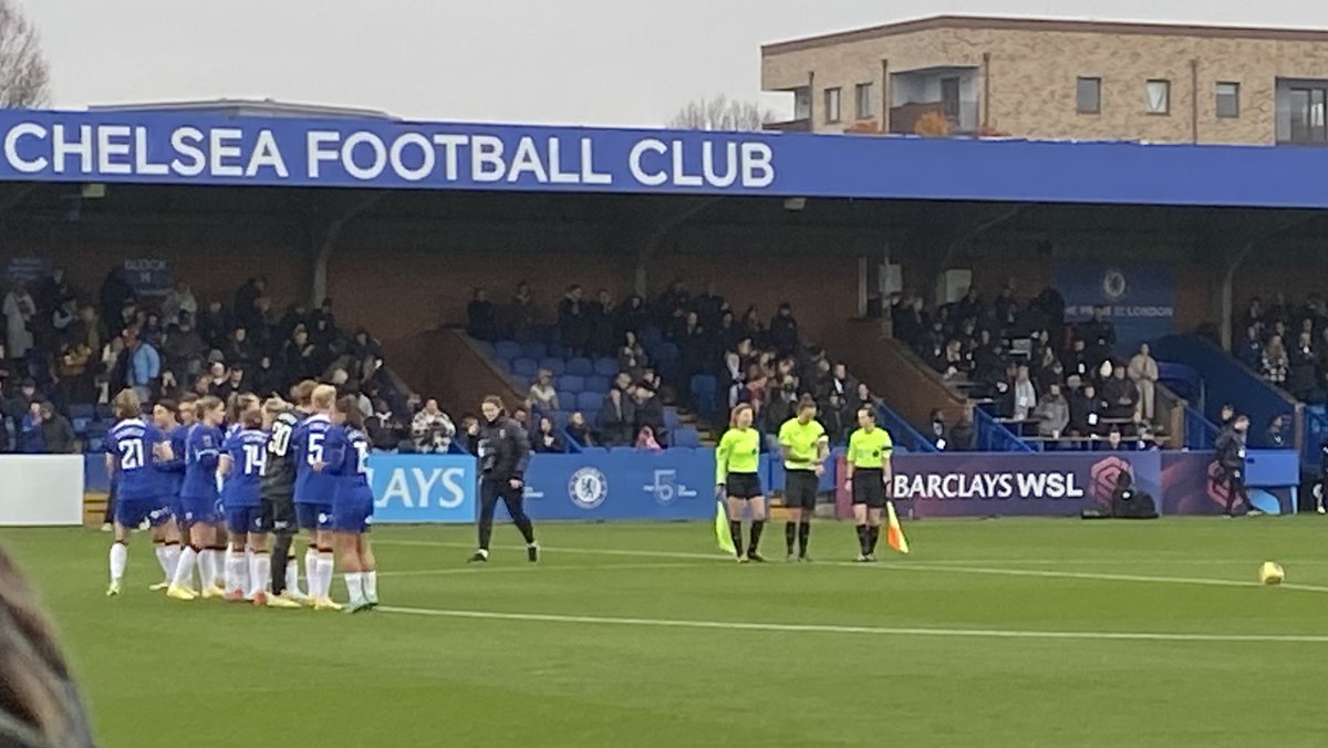 From Adelaide to Kingsmeadow… with my team-mate Sonia Gegenhuber from @FootballSouthAu & @TheMatildas  dropping by to see @samkerr1 skippering @ChelseaFCW today, with Courtney Nevin trying to stop her 👊🏼