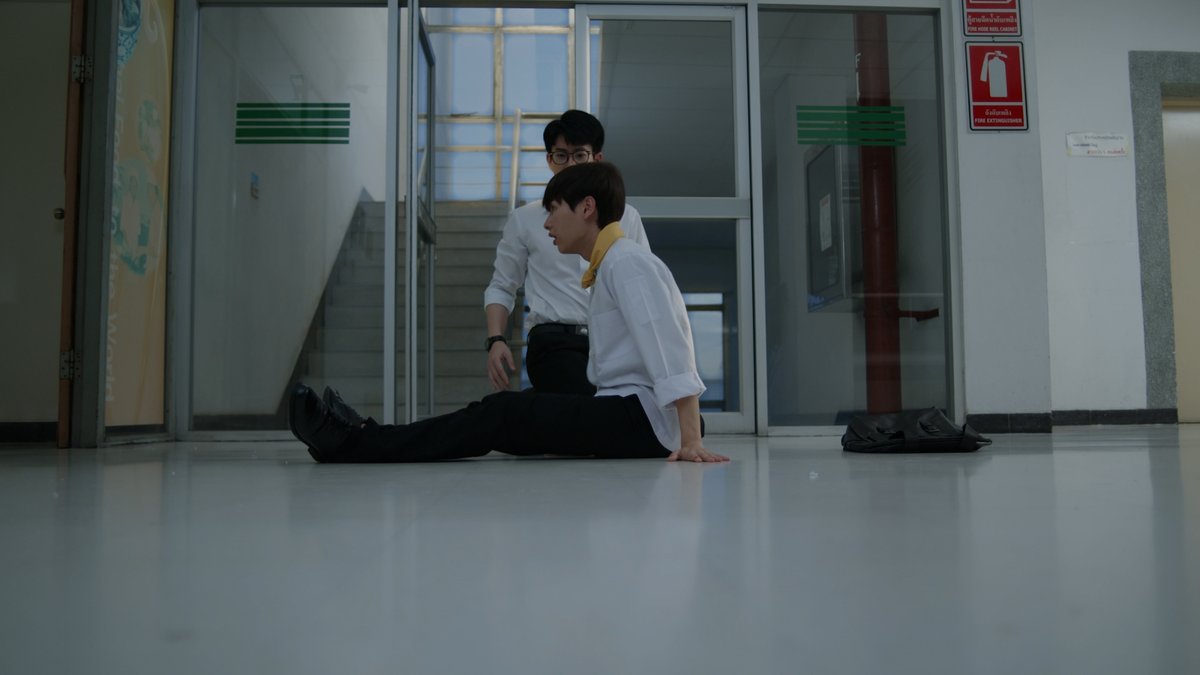 GMMTV's tweet photo. หมอเท็นดันเตะบอลเซไปโดนเธอ เชฟเปรมยังไม่ทันได้ไหว ก็ต้องลุกไปซื้อกะทิซะแล้ววว ชีวิตแบบใดสุด ๆ 
#CookingCrushSeriesEP1
#GMMTV
@off_tumcial @AtthaphanP https://t.co/iuQC8dfBQC