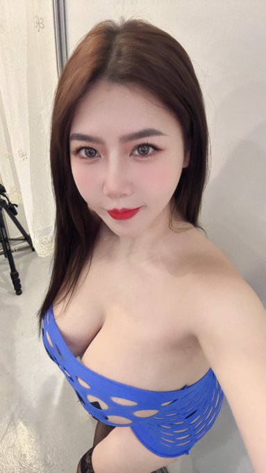 第一次穿藍色💙 https://t.co/c1dkyy50WV