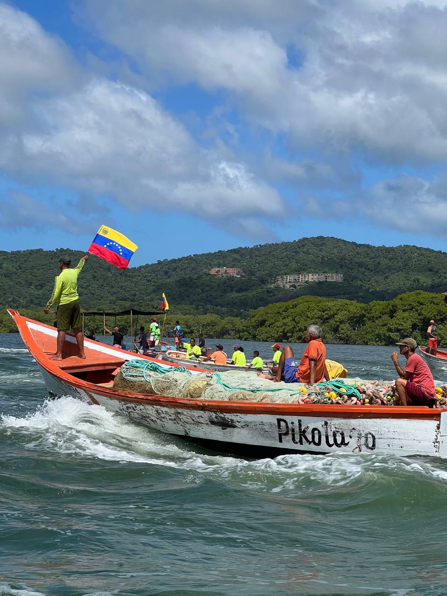#Miranda | Fuerza pescadora realiza recorrido marítimo en defensa del Esequibo, con la consigna "Entre mares y ríos el Esequibo es mío", desde La Boya Roja, sector El Horno hasta la Capitania de Puerto del INEA, ubicada en Carenero.

<a href="/NicolasMaduro/">Nicolás Maduro</a>
<a href="/Jcloyo/">Juan Carlos Loyo</a>
#VenezuelaMíaYTodaUnida