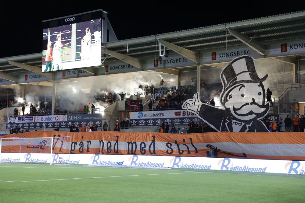 aalesunds's tweet photo. Vi går ned med stil. Aalesund Tifo👏🏼 https://t.co/XAqtIn18aT