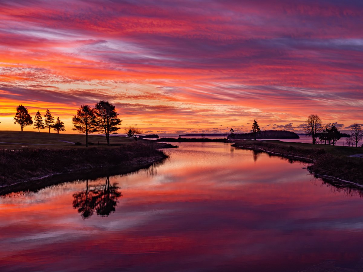 CindyDayWeather's tweet photo. Chester sunrise! Painting or photo? Photo - taken this morning by Barry Burgess! Red sky in the morning... My Sunday AM update is available for my subscribers at: https://t.co/bCNM3iMYoR #fallstorm #windystorm #wetweather #snowfall #stormsurge https://t.co/XFBU0heUBP
