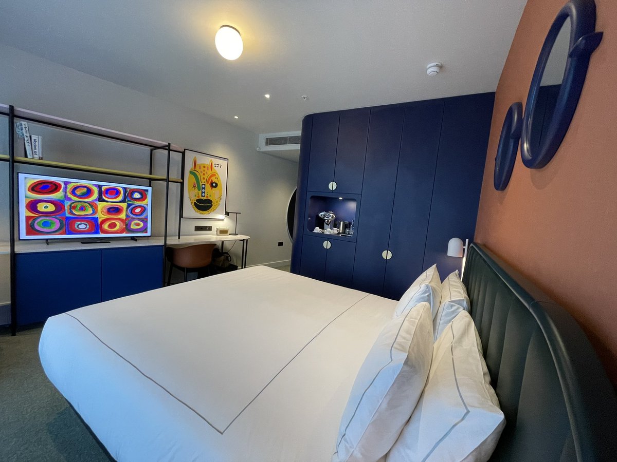 travelblogjamie's tweet photo. We are staying at the @artotel London Battersea and Iโm very much enjoying the attentive service, our skyline views, spacious room and of course the rooftop pool with views of the power station. Heading to the bar shortly ๐ #artotel #london #battersea https://t.co/C0Fs0r0Nzh