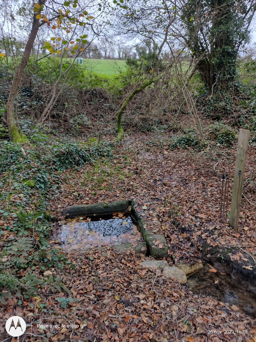 ThiChaplain's tweet photo. #Fontaine Noire ou Feunteun Du à #Locarn. Et bah cette fontaine et le petit cours n'est pas cartographié sur #Géoportail. Comme quoi heureusement le chemin PR est balisé. #KreizBreizh https://t.co/8YkbmNYISS