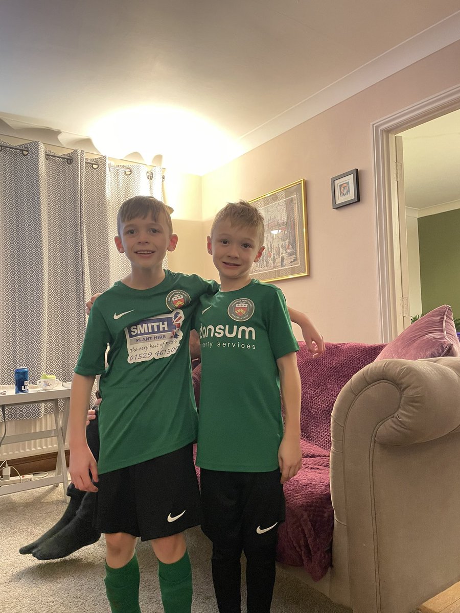Cousins and one love for the green army! @SleafordTownFC