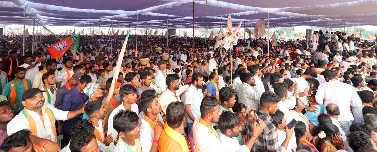 AmitShah's tweet photo. It is only the Modi Ji-led BJP that has the political will to fulfil every promise made in the manifesto. Pictures from the rally held in Bhongir Assembly Constituency, Telangana.

మేనిఫెస్టోలో ఇచ్చిన ప్రతి హామీని నెరవేర్చగల రాజకీయ సంకల్పం మోదీ నేతృత్వంలోని బీజేపీకి మాత్రమే ఉంది. తెలంగాణలోని భువనగిరి అసెంబ్లీ నియోజకవర్గంలో జరిగిన ర్యాలీ నుండి చిత్రాలు.
#DoubleEngine4Telangana