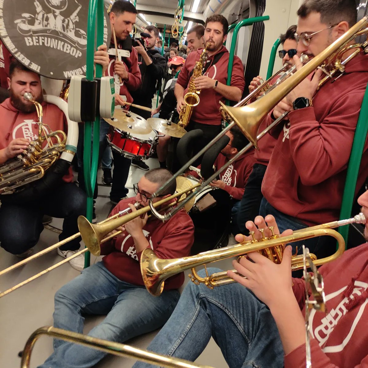 JLBombardino's tweet photo. El @IAJuventud colabora con @MetroGranada de @FomentoAND para que @BeFunkBop pueda poner su talento musical en el recorrido del Metro con motivo de la 43 edición del Festival Internacional de Jazz de Granada.

El transporte público disfruta con el jazz y el funky. https://t.co/Pdg8X90JHo