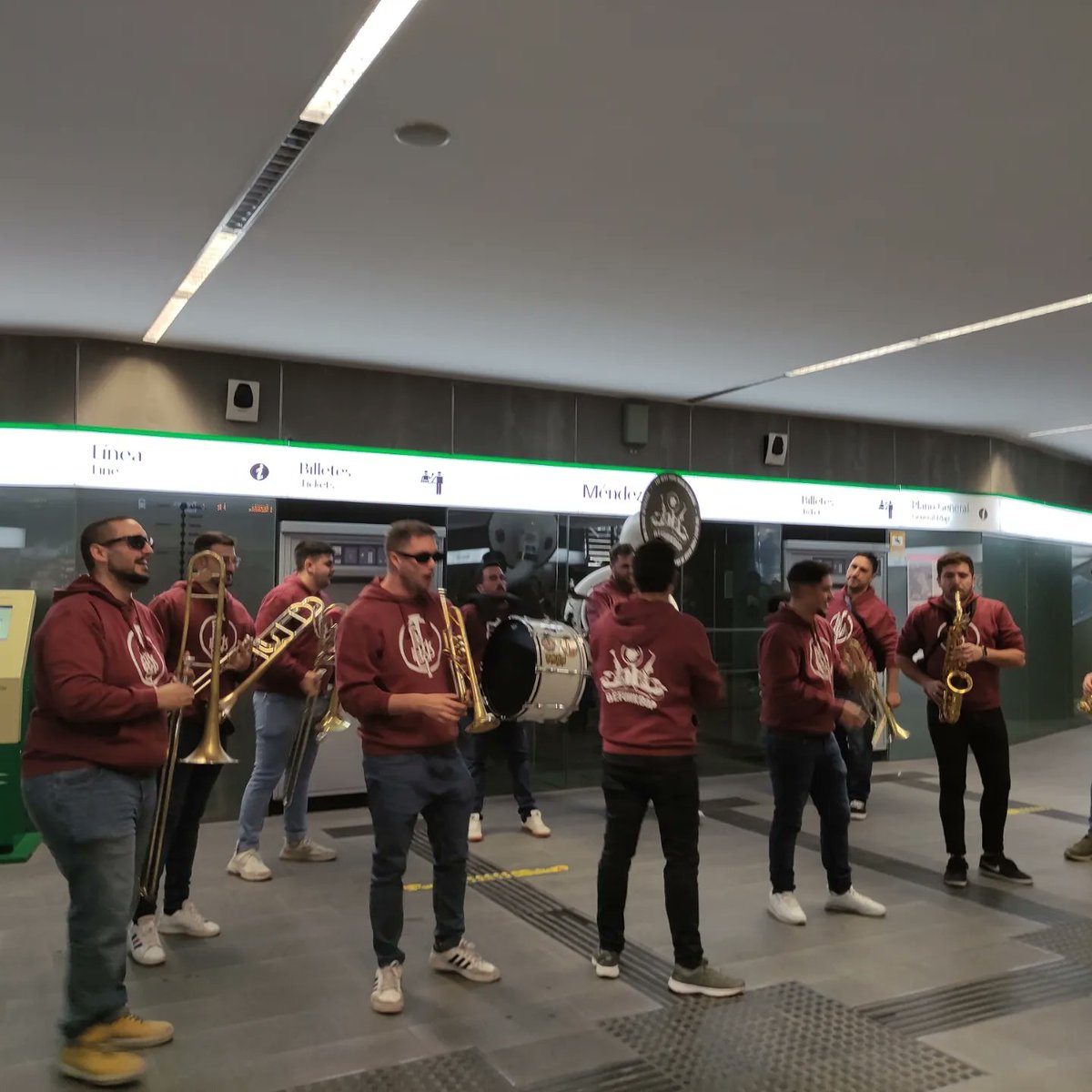 El <a href="/IAJuventud/">Instituto Andaluz de la Juventud</a> colabora con <a href="/MetroGranada/">MetropolitanoGranada</a> de <a href="/FomentoAND/">Consejería de Fomento de la Junta de Andalucía</a> para que <a href="/BeFunkBop/">Befunkbop</a> pueda poner su talento musical en el recorrido del Metro con motivo de la 43 edición del Festival Internacional de Jazz de Granada.

El transporte público disfruta con el jazz y el funky.