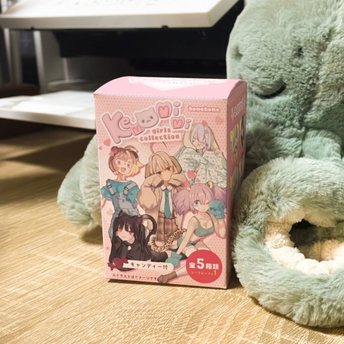 rmrnmrm's tweet photo. コミティア情報🫨🫨🫨
架空の食玩パッケージに、カード・シール・ペーパー(※ペーパーは無料配布も有)を詰め込んだものを頒布予定です！
来年発売予定のイラスト集の宣伝も兼ねての頒布となります！
#COMITIA146 https://t.co/YgnleiGCHI
