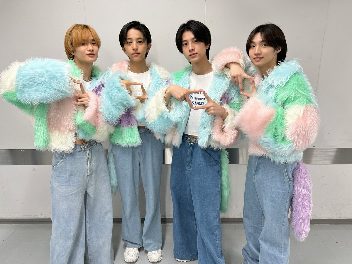 本日の限定ポーズはこちら📸 ツーショット:かんたポーズ🌂 ※チーム