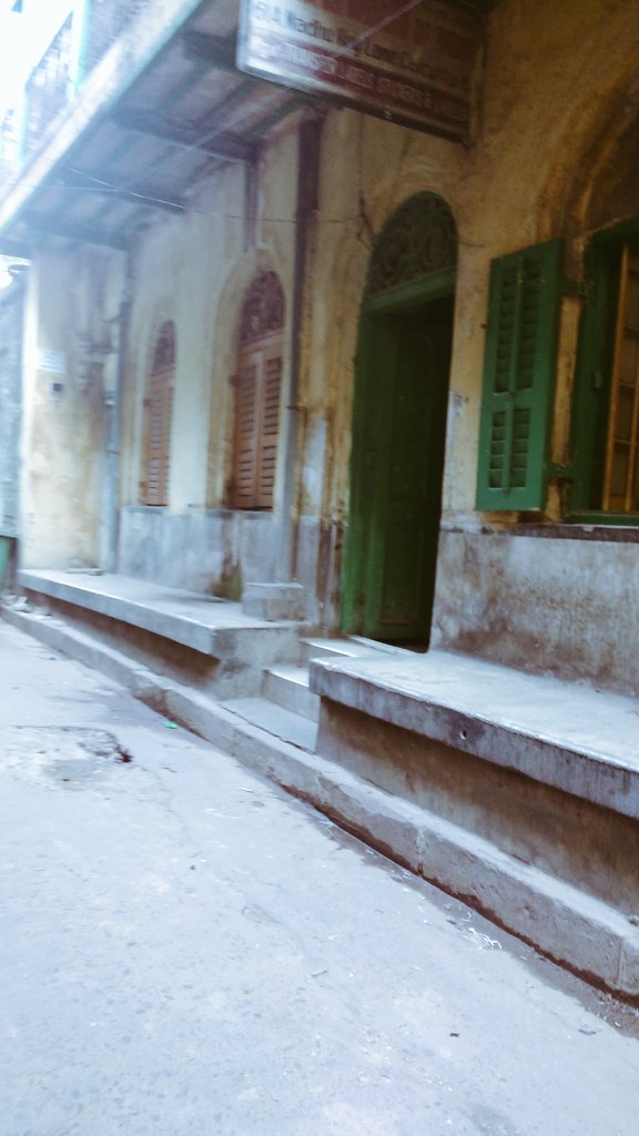em_basu's tweet photo. As I walked the lanes of North Kolkata just before the pandemic started they walked with me too, showing me around, relics of days left behind, of days lived gloriously & the remnants. The unique smell of antiquity, unlike any in the city remains with me.
#Throwbackmemory https://t.co/YsrtmCeqTs