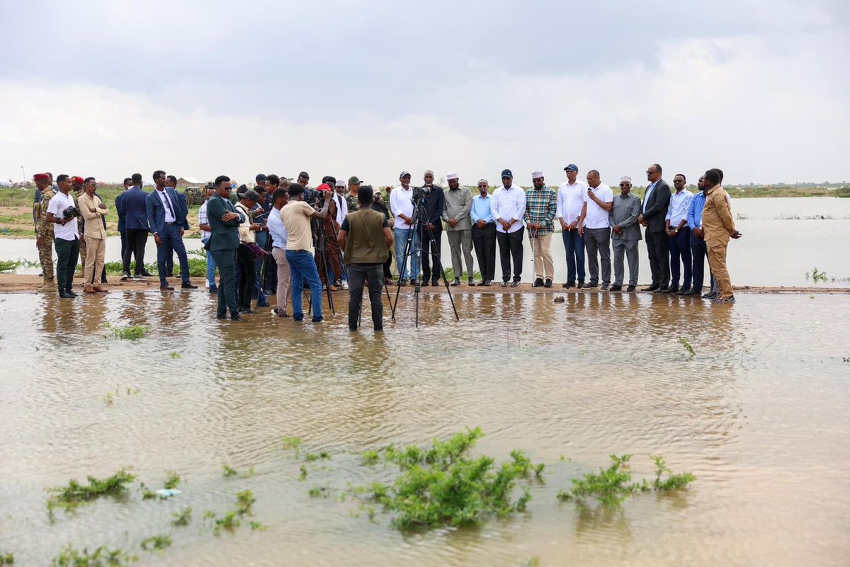 TheDailySomalia's tweet photo. PM @HamzaAbdiBarre and President Ahmed Mohamed Islam surveyed flood-affected areas in #Luglow and #Yoontoy, assessing evacuation efforts and damage caused by the recent inundation attributed by Elnino. #Jubbaland #Somalia #ElNino https://t.co/XRSOyUO0BN