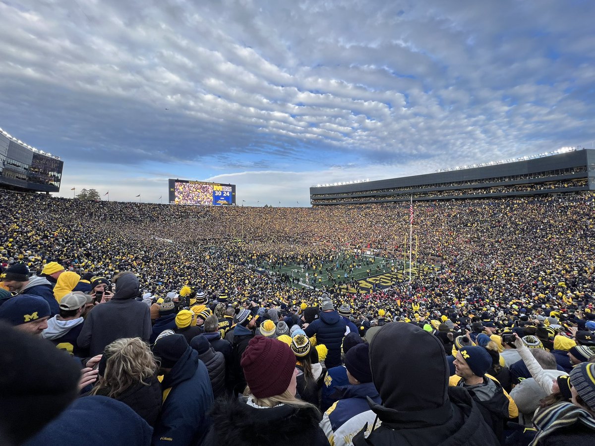 EricGarvelink's tweet photo. The Game. The Team. The Team. The Team. #GoBlue 〽️ https://t.co/xdyUjjZNQa