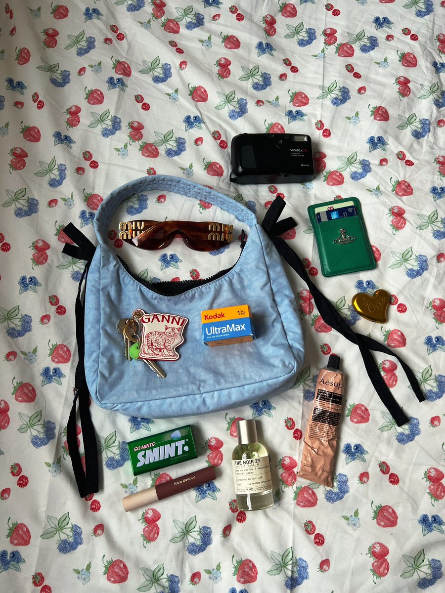 tashteshtish's tweet photo. what’s been in my bags recently https://t.co/Gf5mNvyKAB