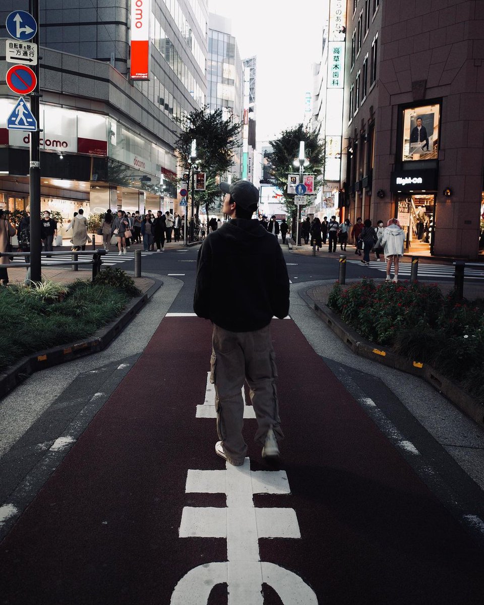 JitaraphoI's tweet photo. Revisited the pictures I took during my last trip to Japan with the other bros and found myself feeling quite fond for these ones; immaculate twilight vibes. https://t.co/cDpU1QnF83