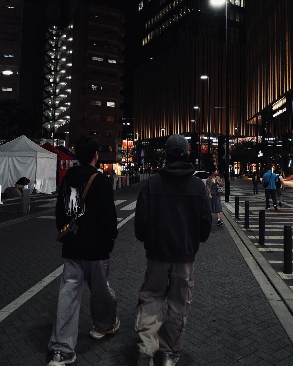 JitaraphoI's tweet photo. Revisited the pictures I took during my last trip to Japan with the other bros and found myself feeling quite fond for these ones; immaculate twilight vibes. https://t.co/cDpU1QnF83