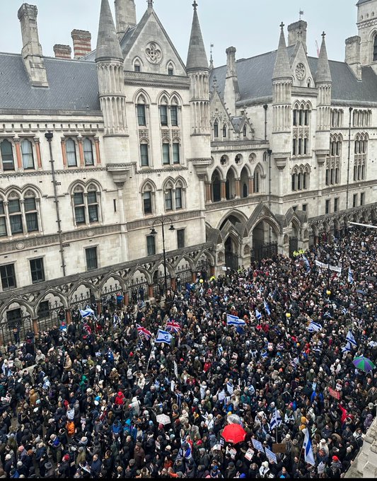 London's #MarchAgainstAntisemitism. Tens of thousands of people are standing proudly and peacefully against Jew hatred. Thank you 🇬🇧