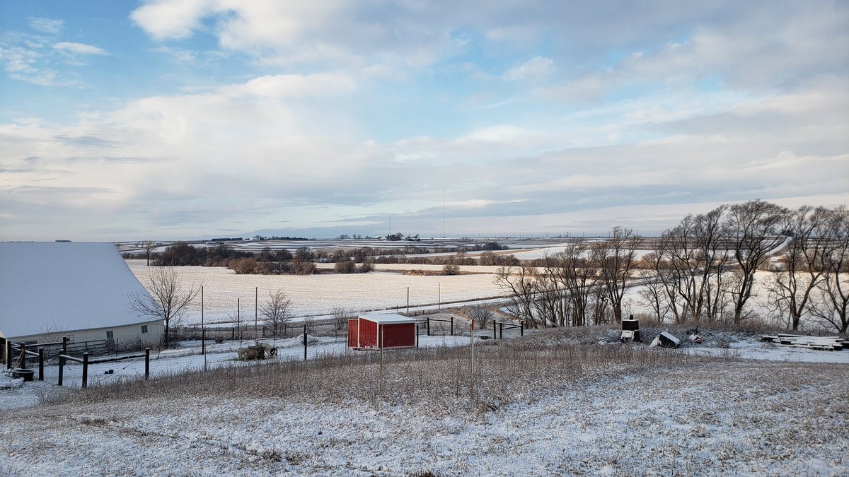 durandcompton's tweet photo. A good two inches overnight, about an inch stuck around. #farmzen https://t.co/R7Tcn7ebv1