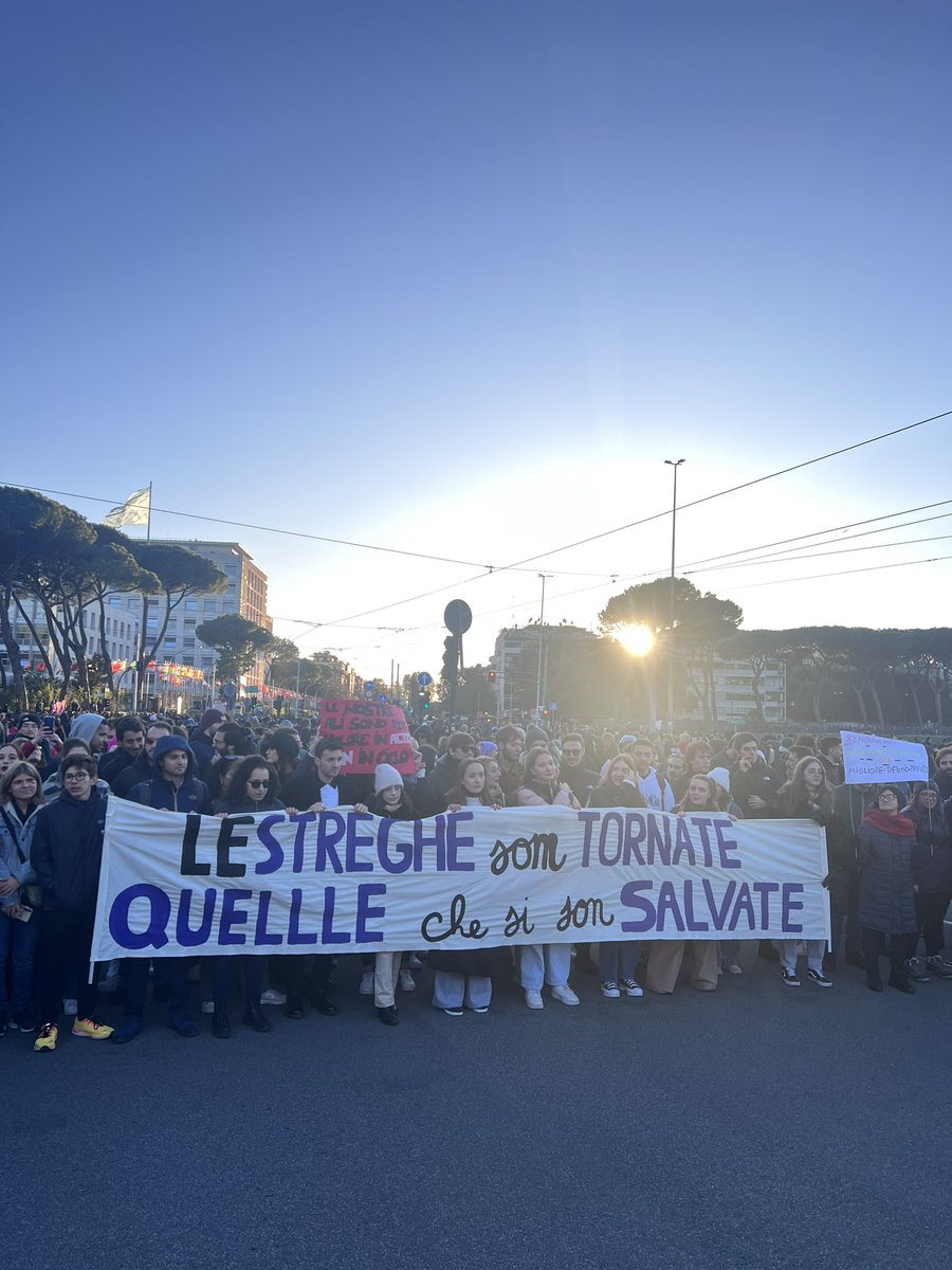 CamFolena's tweet photo. "Ho imparato molto presto che, se lo Stato vuole schiacciare un movimento, ricorrerà a tutte le risorse che sono a sua disposizione, da un lato per reprimere e dall'altro per dividere le/gli oppresse/i. Con una mano colpisce e con l'altra cerca di assimilare” - F. Verges

#nudm https://t.co/Lz43ppBXV0