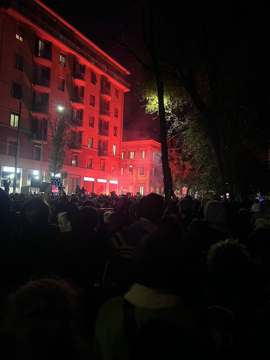 CamFolena's tweet photo. "Ho imparato molto presto che, se lo Stato vuole schiacciare un movimento, ricorrerà a tutte le risorse che sono a sua disposizione, da un lato per reprimere e dall'altro per dividere le/gli oppresse/i. Con una mano colpisce e con l'altra cerca di assimilare” - F. Verges

#nudm https://t.co/Lz43ppBXV0