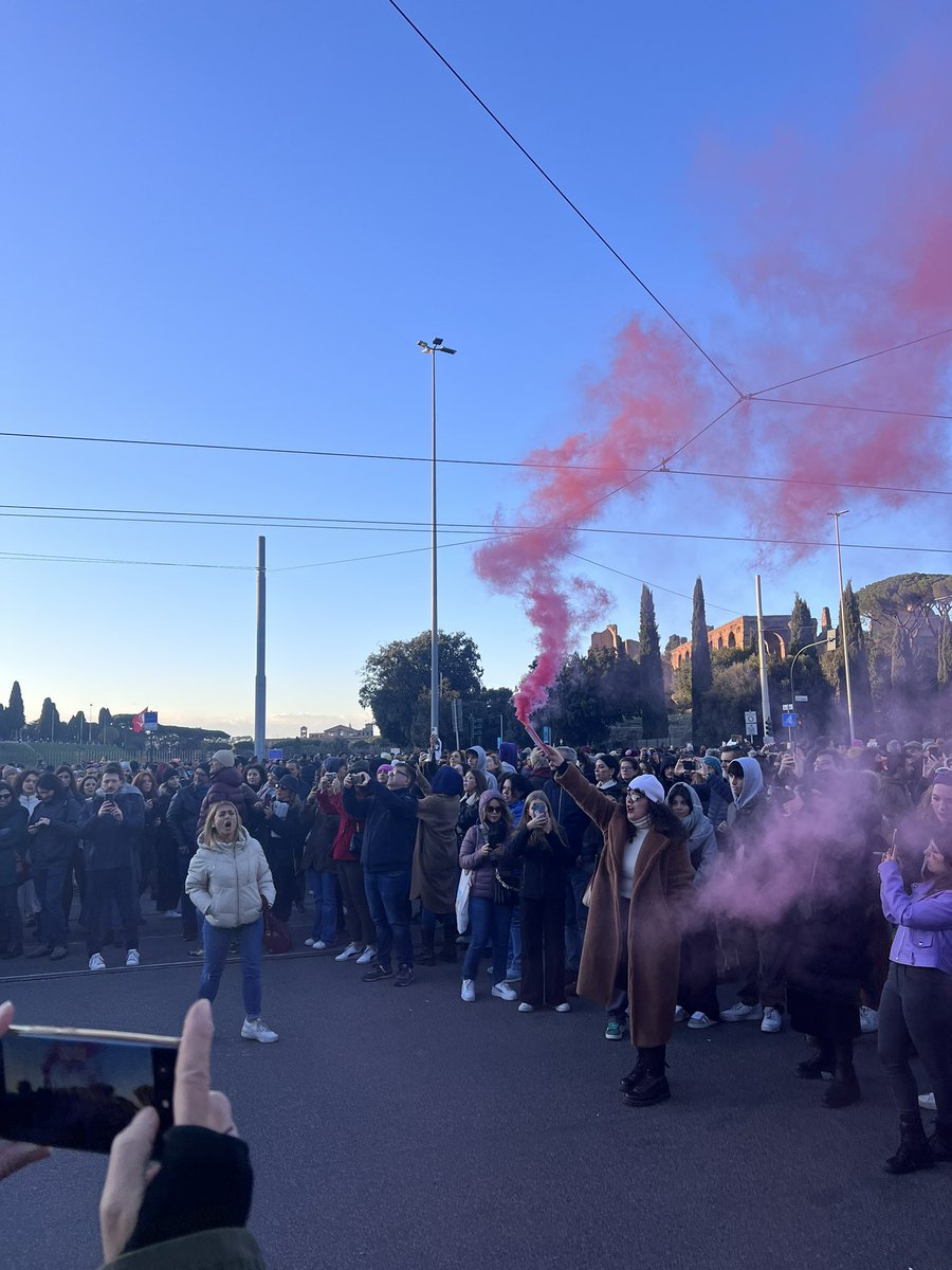 CamFolena's tweet photo. "Ho imparato molto presto che, se lo Stato vuole schiacciare un movimento, ricorrerà a tutte le risorse che sono a sua disposizione, da un lato per reprimere e dall'altro per dividere le/gli oppresse/i. Con una mano colpisce e con l'altra cerca di assimilare” - F. Verges

#nudm https://t.co/Lz43ppBXV0