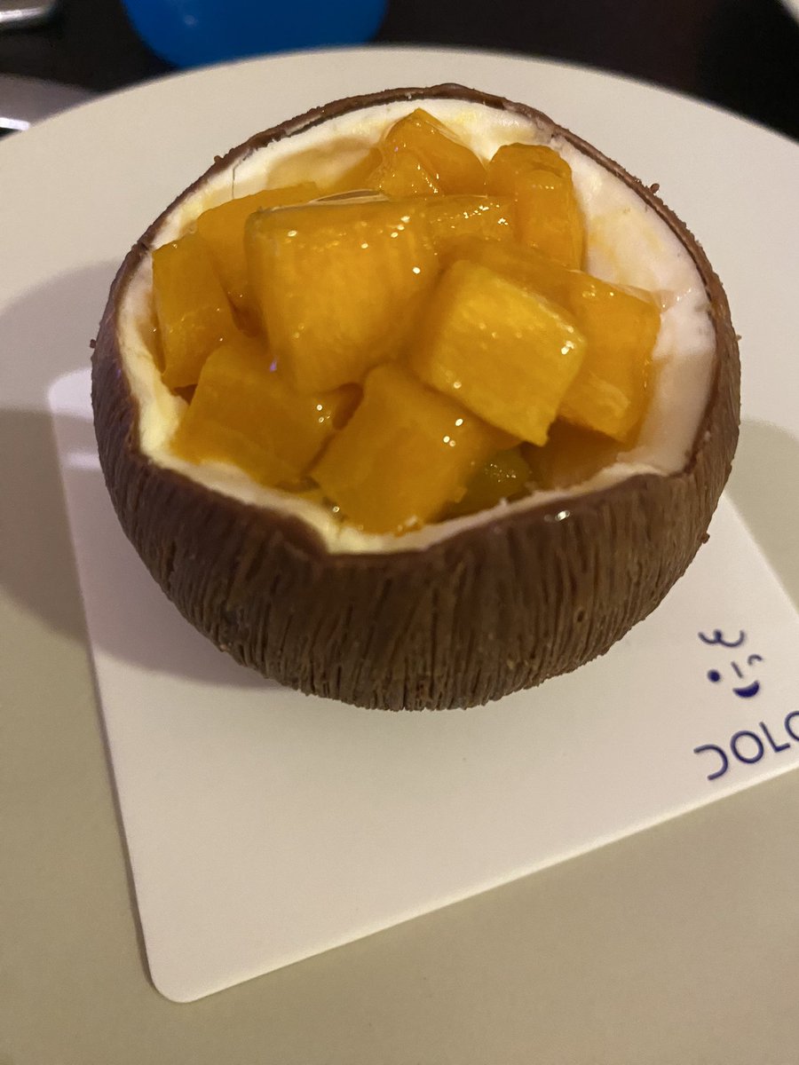 terupuni's tweet photo. これ、外側も食べれるか否か…って思ったけどチョコレートとホワイトチョコで美味しかった…！！！手が込んでるわ〜#DOLCE #Penang https://t.co/6L3AgjhKoS