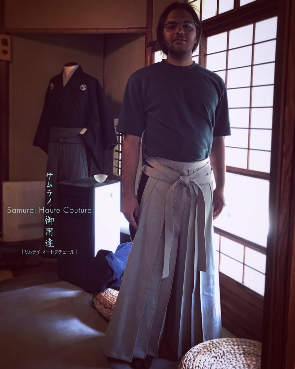 wzgn_shizukuya's tweet photo. 御来店ありがとうございました
京都は観光客の方で溢れています
そんな中でもゆっくりご覧いただけます
ご予約いただければ平日でも営業します
#京都
#袴式和服
#士揃ヱ
#和服パーカー
#男着物
#風土ローブ
#袴
#kosode
#小袖
#和慈羽袖
#samurai
#hakama https://t.co/Z6HfC74mIU