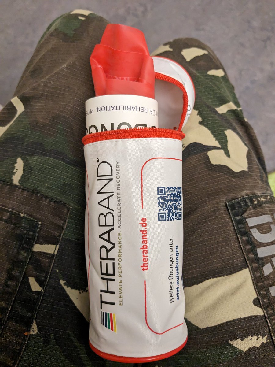 rubberduckweb's tweet photo. scheint zu helfen das #Theraband ... hätte ich nicht gedacht https://t.co/Du8LDiiPMu