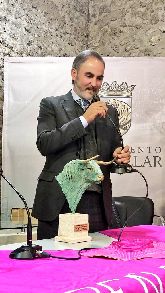 PtElEncierro's tweet photo. Un placer contar ayer con Salvador Gavira García, un ganadero romántico que ama sus toros y su ganadería.
Todo nuestro agradecimiento por querier pasar un rato con nosotros y hacerte 800km.
Esperemos poder ver lidiar una corrida tuya en Cuéllar pronto.
Aquí tienes tu casa https://t.co/VBMdT7XzTV