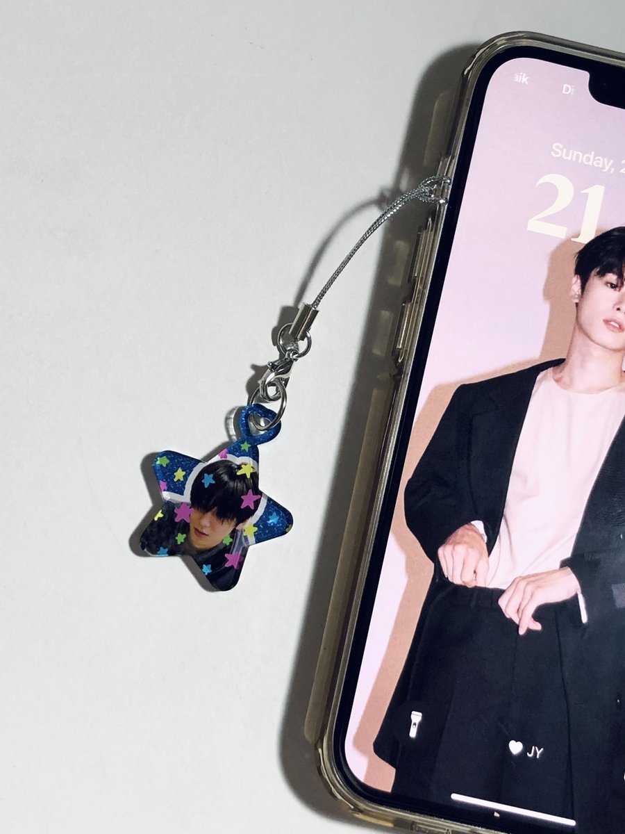 itboyjuyeons's tweet photo. back to my current deco hobbies with the new #starboyz phonecharm 🌟💗
(messy but who cares yg penting lucu) https://t.co/zN44WiuWLv