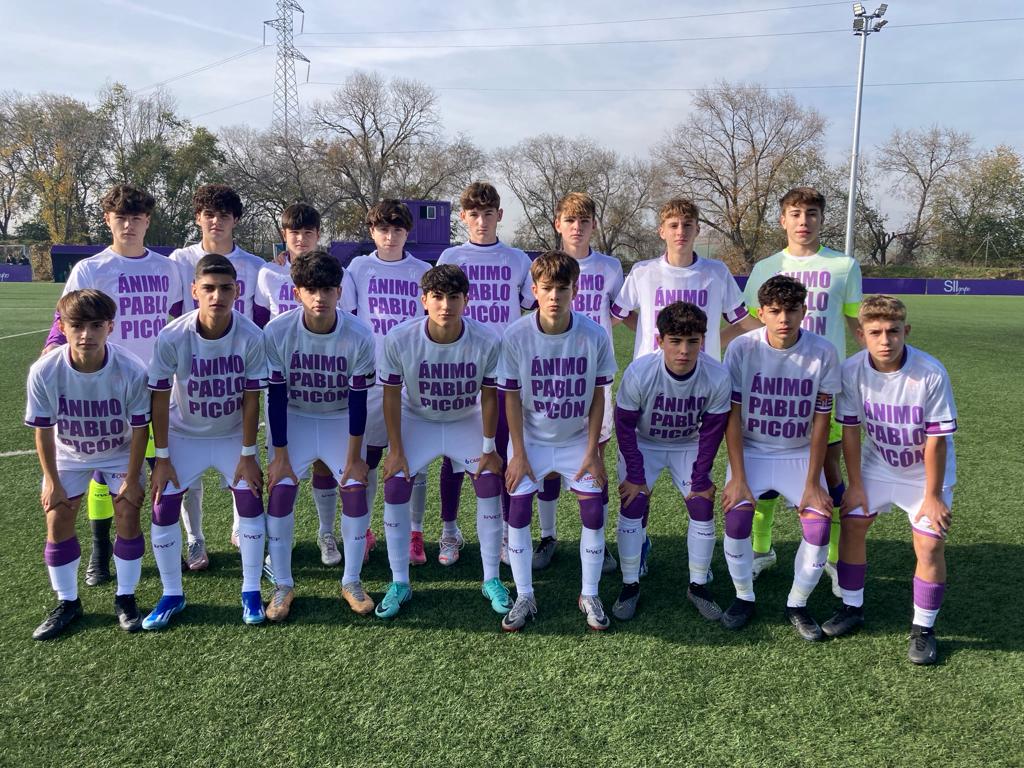 RVcantera's tweet photo. 👏🏻💜 El #RVCadeteA salió con una camiseta de ánimo a @PPicon13, portero del #RVPromesas que realiza las prácticas de entrenador con el equipo, recientemente operado https://t.co/7UtEO6Qqrm