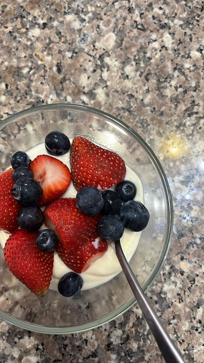 endo girlies breakfast ✨

eggs + baby spinach 
blueberries, strawberries, add dates & grapes
 
[I do not recommend yoghurt or any dairy products, try alternatives] 💛

#endometriosissouthafrica #endodiet