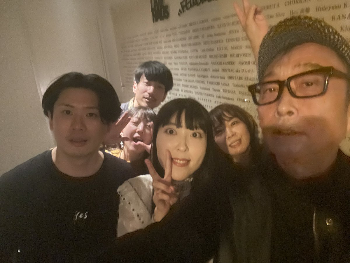 kenzosaeki's tweet photo. 急遽、大阪から来たLady Flash という若手『ニューウェイヴ』バンドを下北沢に見に行った。ギター男子とシンセも弾くギター女子を中心の男子２名女子３名の５人組。ネオアコ的な繊細さを秘めながらもハード、ハードに40分足らずを12曲！その上手さにも舌を巻いた！ https://t.co/BPa0Xj7bzr