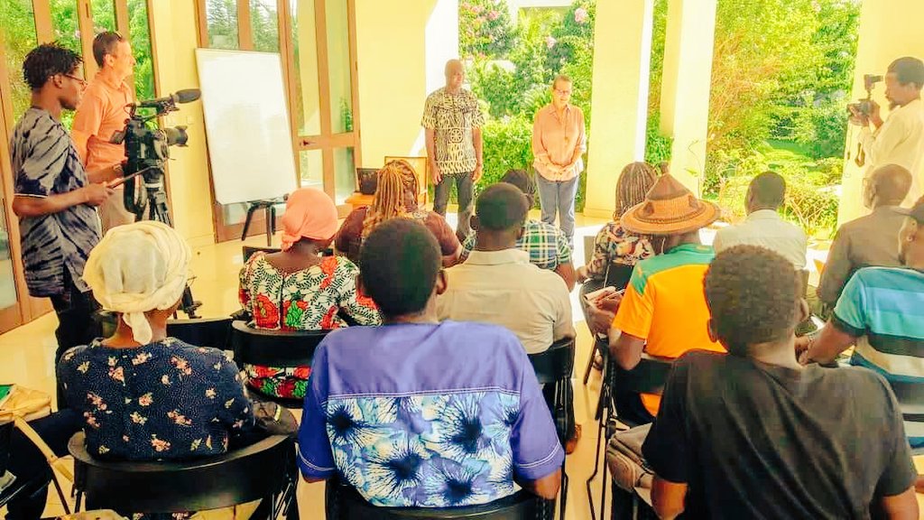 _harounaneya's tweet image. 🛑Mon projet documentaire LA BEAUTE DU REJET a été sélectionné parmi les trois (3) meilleurs projets sur les 19 projets du concours &quot;Côté Court en Pitch&quot;, dans le cadre de la deuxième édition du festival Ouaga Côté Court.
#workshops2023 
#ouagacotécourt 
#scenariopitch 
#lwili