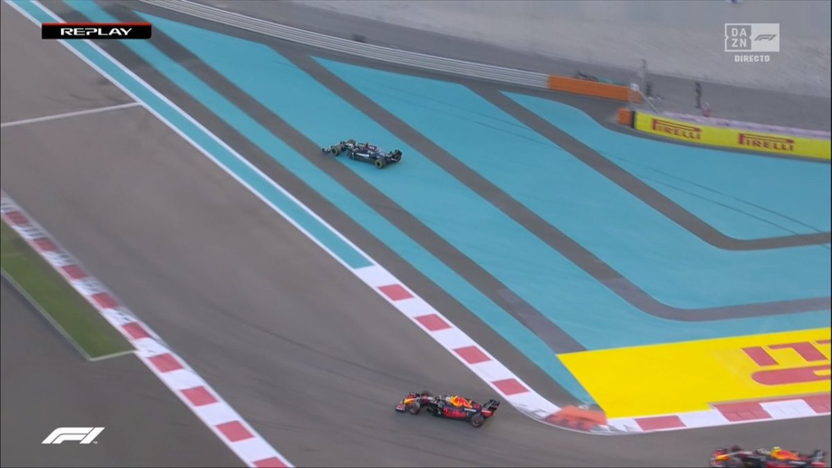 MoBasil10's tweet photo. 2021: Max divebombs into Lewis
FIA: nothing wrong

2023: Checo divebombs into Lando
FIA: 5 sec time penalty for Checo

#F1 #AbuDhabiGP #AbuDhabiScandal https://t.co/LddM2Xyh2K