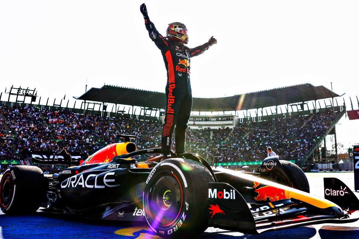 Verstappen dominou completamente esta época:

🇧🇭 P1 | 🇸🇦 P2 | 🇦🇺 P1 | 🇦🇿 P2 | 🇺🇸 P1 | 🇲🇨 P1
🇪🇸 P1 | 🇨🇦 P1 | 🇦🇹 P1 | 🇬🇧 P1 | 🇭🇺 P1 | 🇧🇪 P1
🇳🇱 P1 | 🇮🇹 P1 | 🇸🇬 P5 | 🇯🇵 P1 | 🇶🇦 P1 | 🇺🇸 P1
🇲🇽 P1 | 🇧🇷 P1 | 🇺🇸 P1 | 🇦🇪 P1

🔥